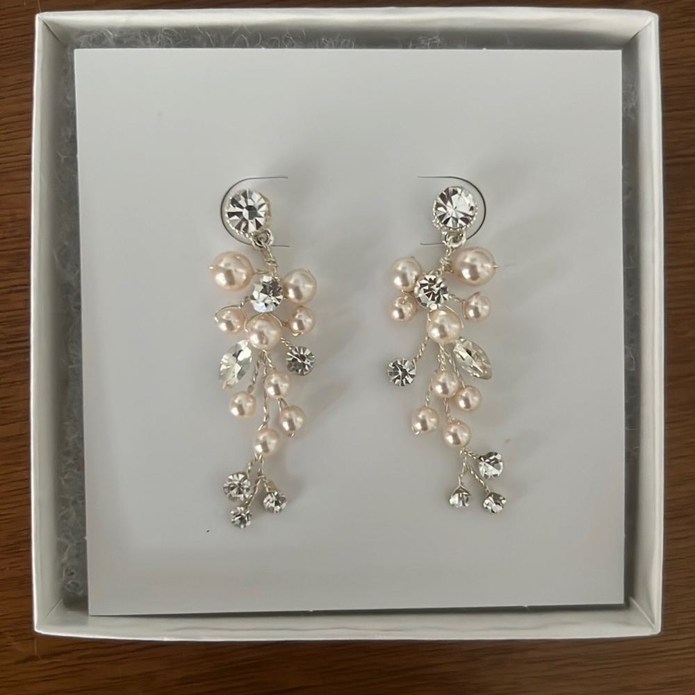 Bridal “like new” earrings with pearls and crystals!